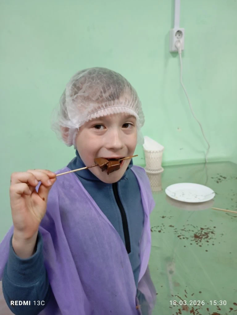 Орлята из 1 "А" класса побывали на шоколадной фабрике. 🍫🍫🍫🍫🍫🍫 Они увидели, как создаются сладкие кон