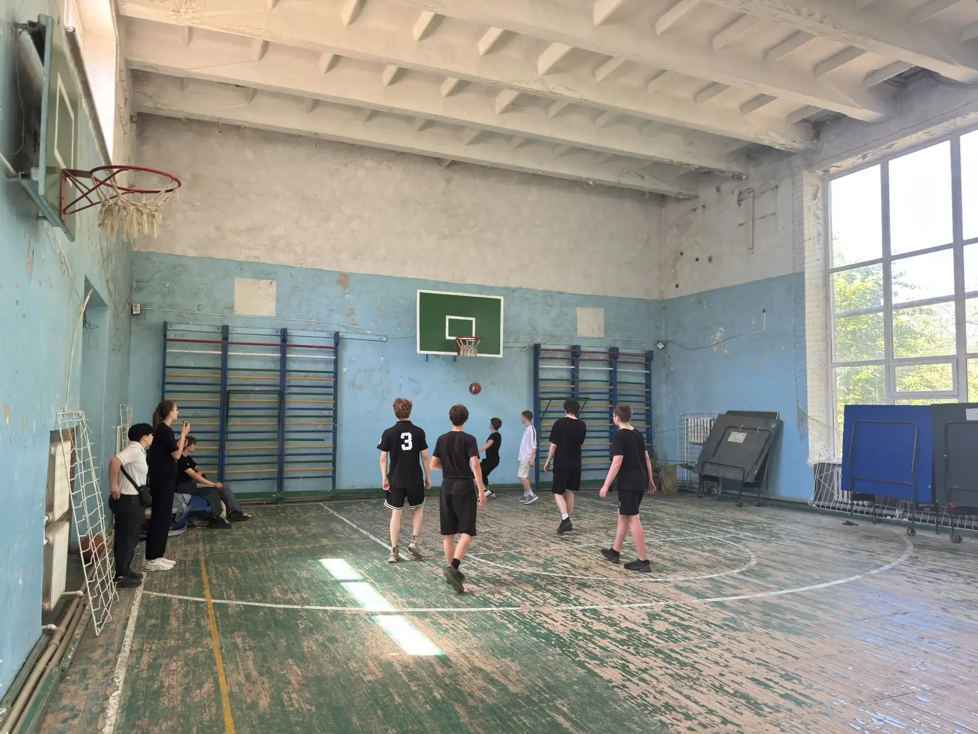 🏀 В рамках урока физической культуры  состоялся дружеский матч по баскетболу между школой №44 и №53