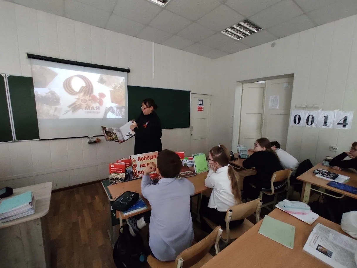 Литературно-патриотический час «Сквозь года звенит Победа»   9 Мая — день, который навсегда вписан в