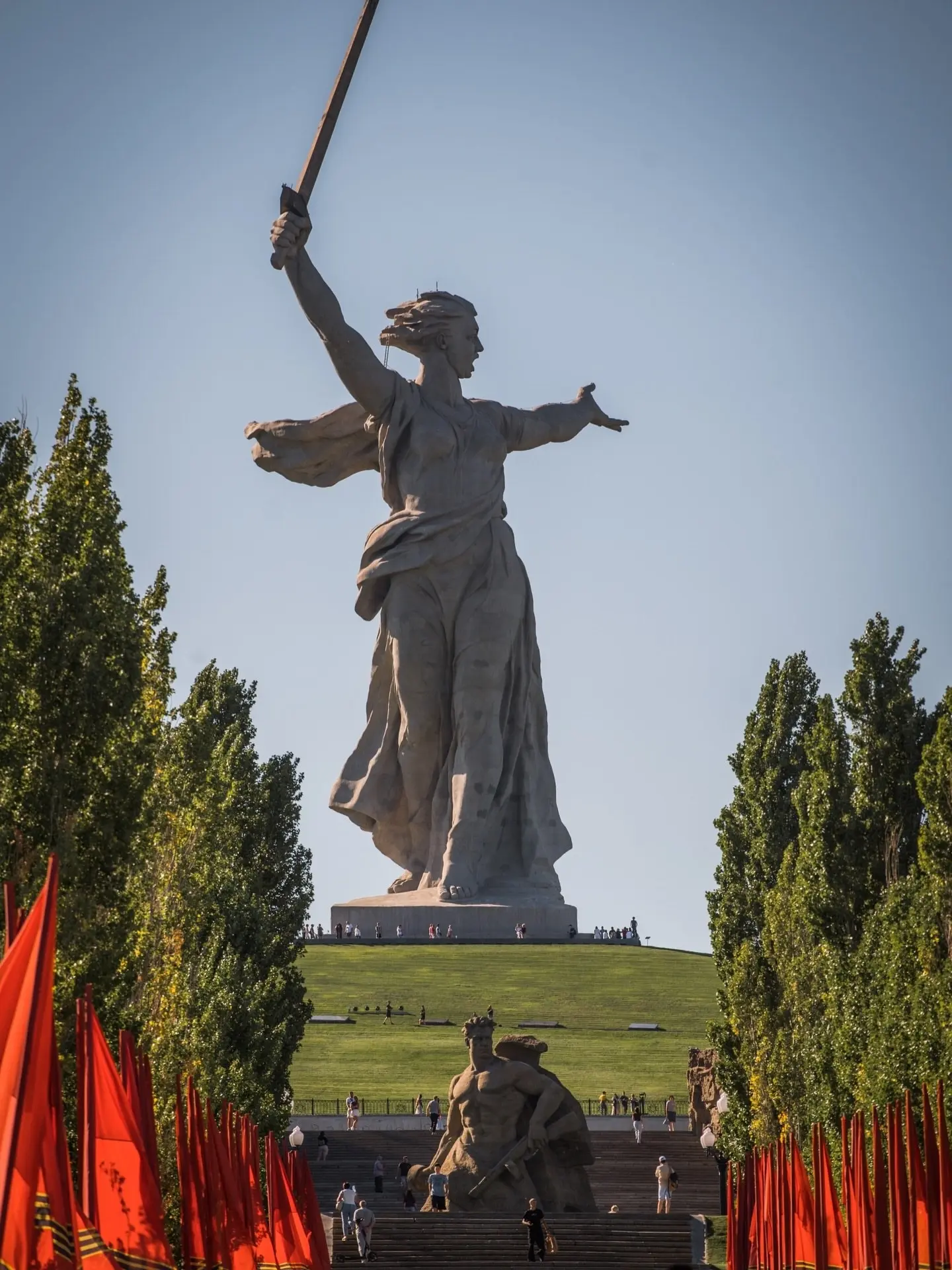 «Забыть тот горький год неблизкий мы никогда бы не смогли. По всей России обелиски, как души, рвутся