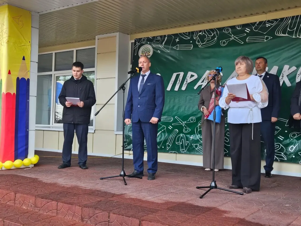 💐Глава администрации Ленинского округа принял участие в торжественных линейках двух шк...