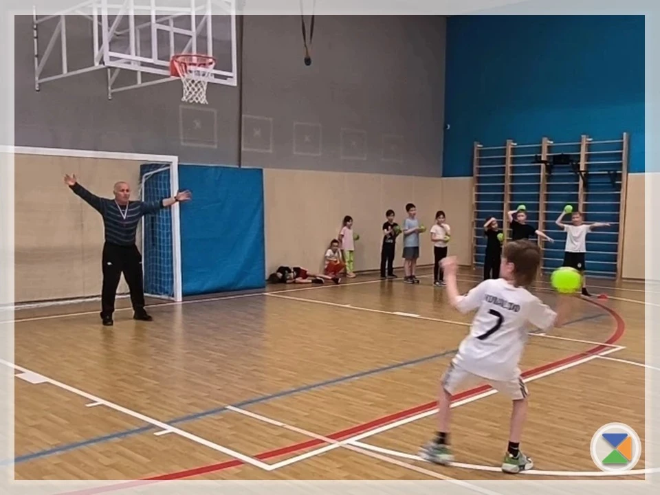 🤾‍♂️ ИГРАЙ В ГАНДБОЛ С НАМИ 🤾‍♂️   В нашей школе работает секция гандбола!  👤 Ведёт секцию тренер с 