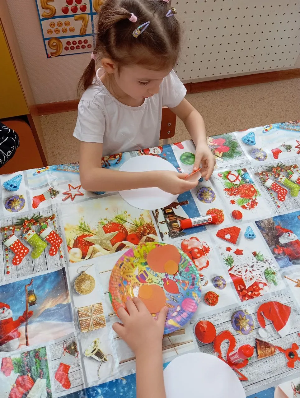 Ребята старшей группы "Звездочки" ⭐️выполнили аппликацию "Сказочная птичка"🕊️