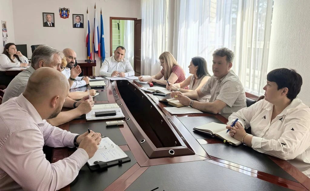 В ходе еженедельного планерного совещания главы города Азова Ивана Головнева с заместит...