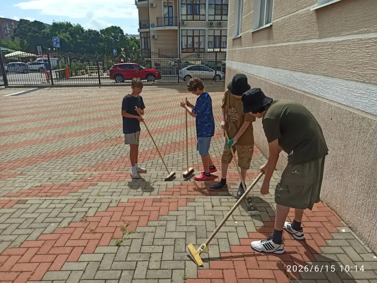 11 июня был не менее насыщенным днём! Ребята активно потрудились как в столовой, так и на школьном д