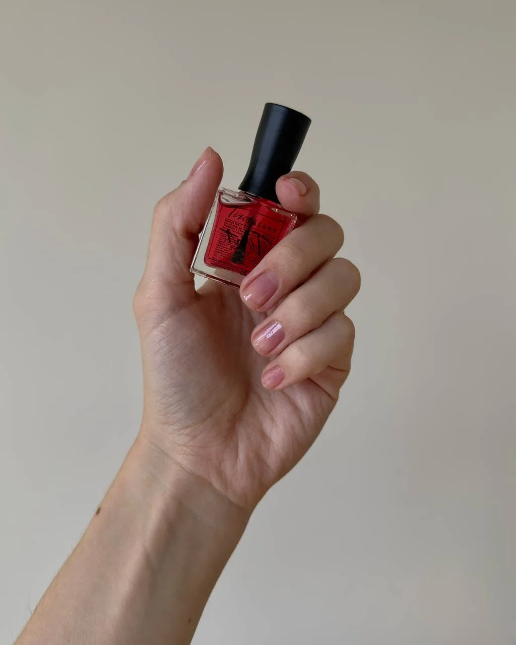 Лак Manicurist был заказан еще несколько недель назад и находится где-то на таможне. А ...