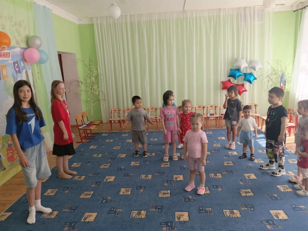 Сегодня к нам в дошкольные группы пришли гости — Таня и Ильмира из Движения Первых.