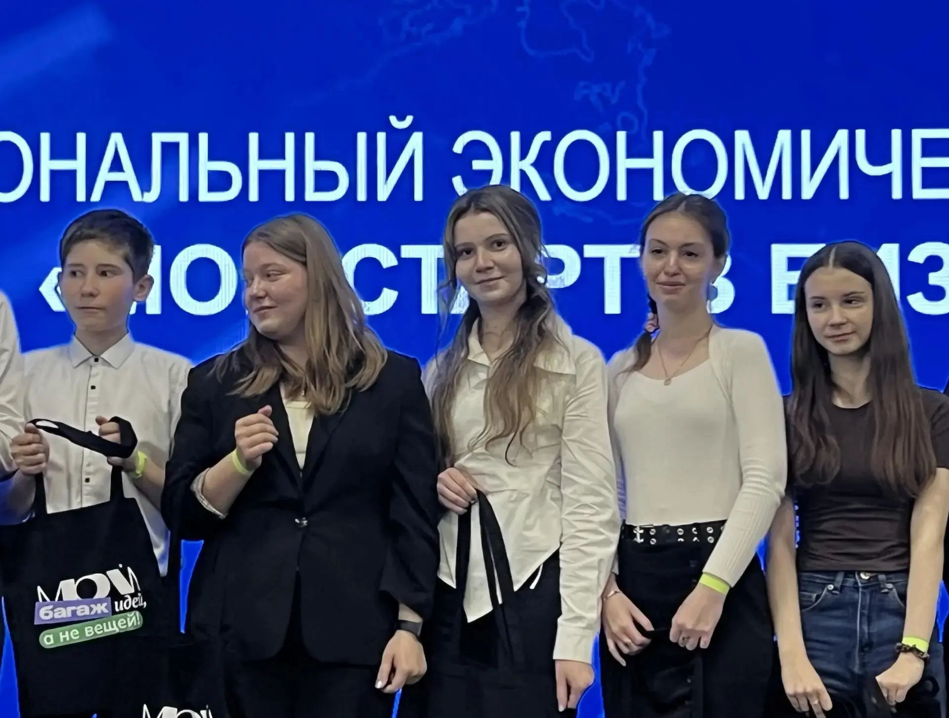 🌟 Гордость лицея: Ксения Матвеева – в финале регионального экономического форума!  Сегодня на площад