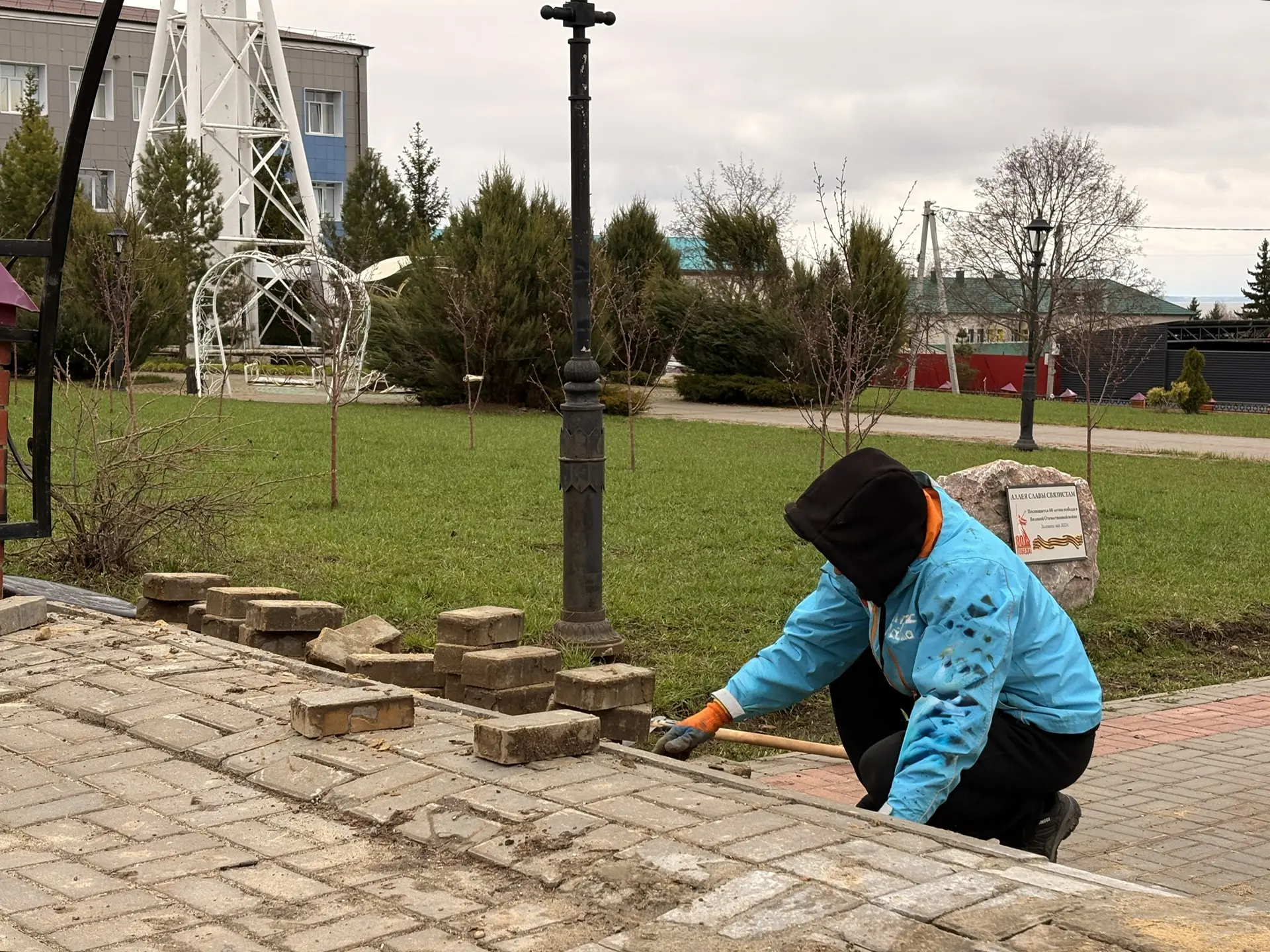 Преображение города продолжается 🌿  В рамках санитарно-экологического двухмесячника субботники в рай