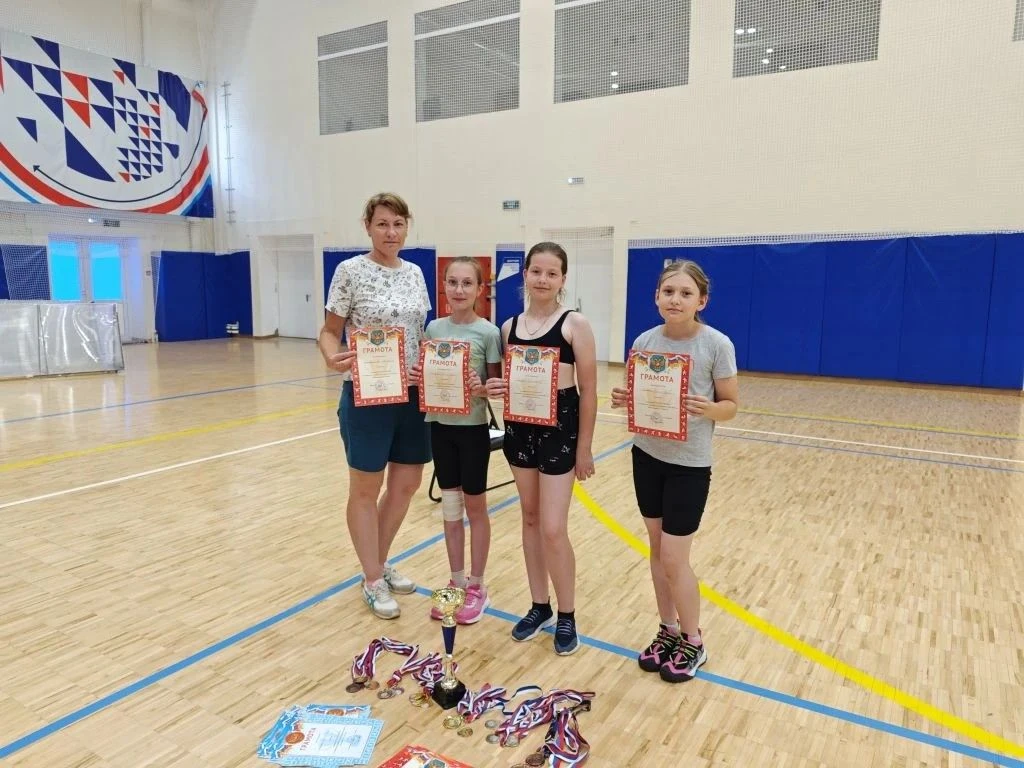 🏐 Наши ребята в игре: в спорткомплексе «Победа» прошел турнир по парковому волейболу в честь Дня Ро