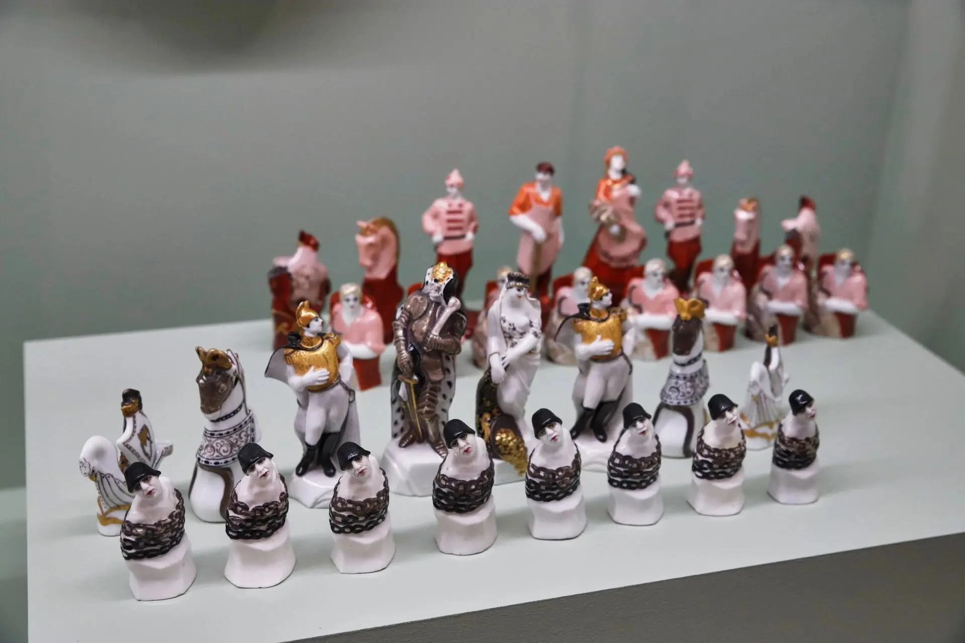 ♟️Партия, которая длится уже сто лет: черные против красных