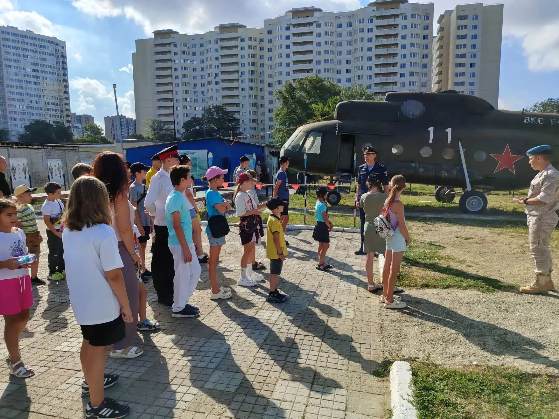 В гостях у "крылатой пехоты" : как казачата провели день в десантном полку.