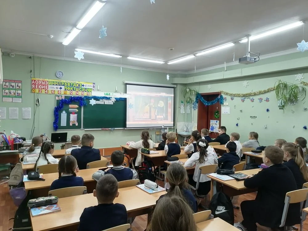 ⚪ 12 января, первый учебный день в 2026 году начался с поднятия Флага и исполнения Гимна России, а т
