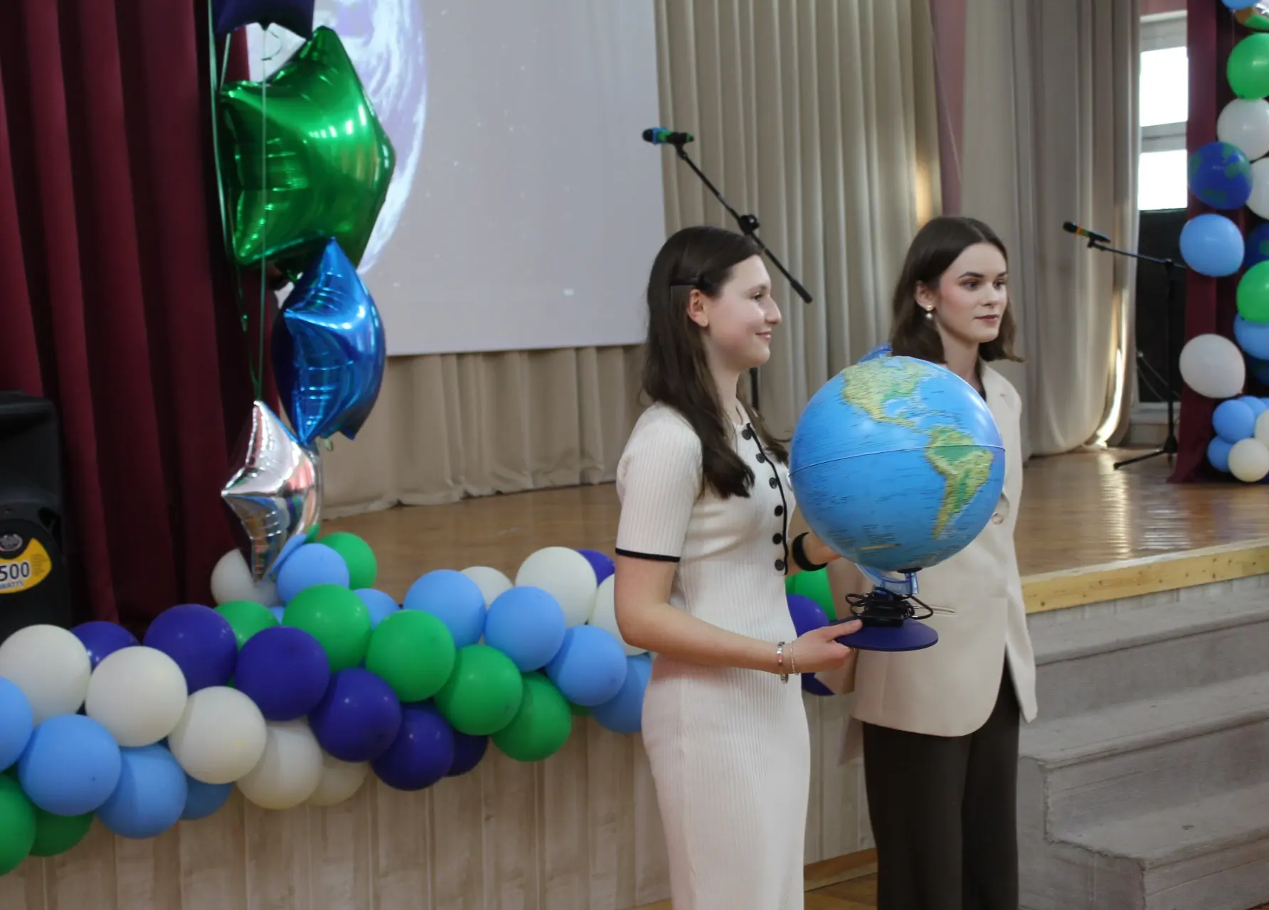 ✨️ О вечере «Планеты» ✨️  🌏 «Жизнь- это я, это мы с тобой»- этими словами гимна клуба «Планета» откр