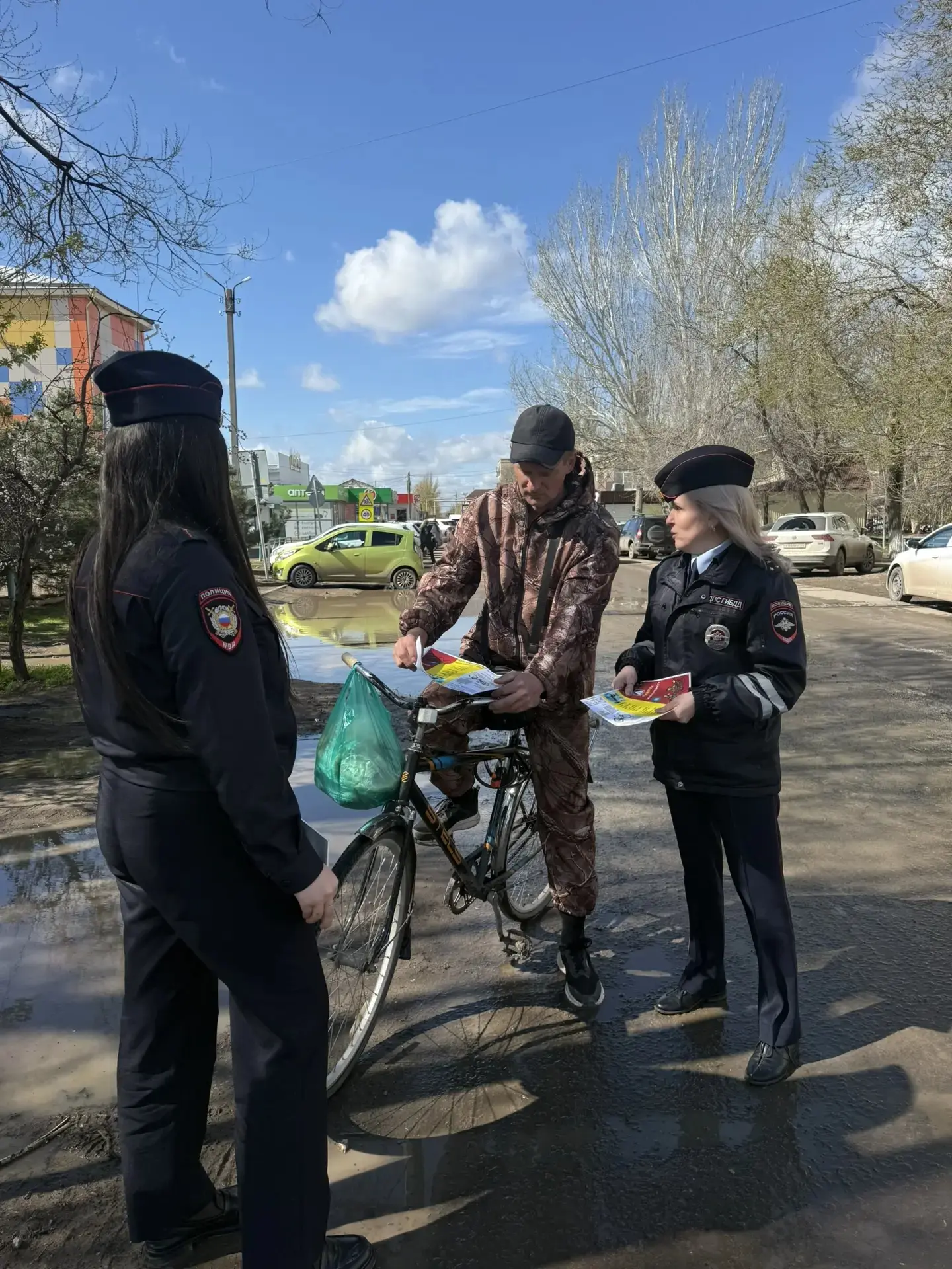 🔹В Ахтубинском районе прошёл рейд по безопасности велосипедистов и пользователей СИМ  🔹10 апреля 202