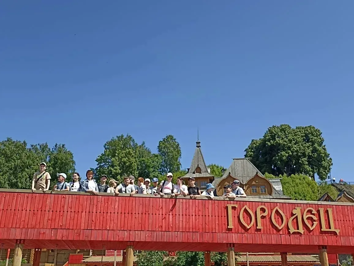 ПУТЕШЕСТВИЕ ВГЛУБЬ ИСТОРИИ 🌟🏰

На днях ученики 5Б класса вместе со своим классным руководителем Та
