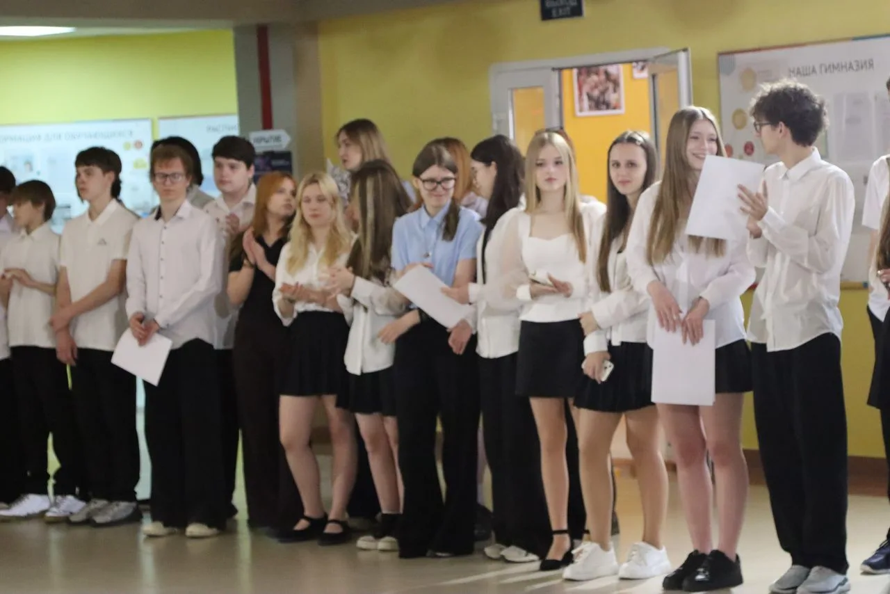 🇷🇺Сегодня, 25 мая, прошла линейка для 9 классов.  Директор Светлана Николаевна Никонова вручила засл