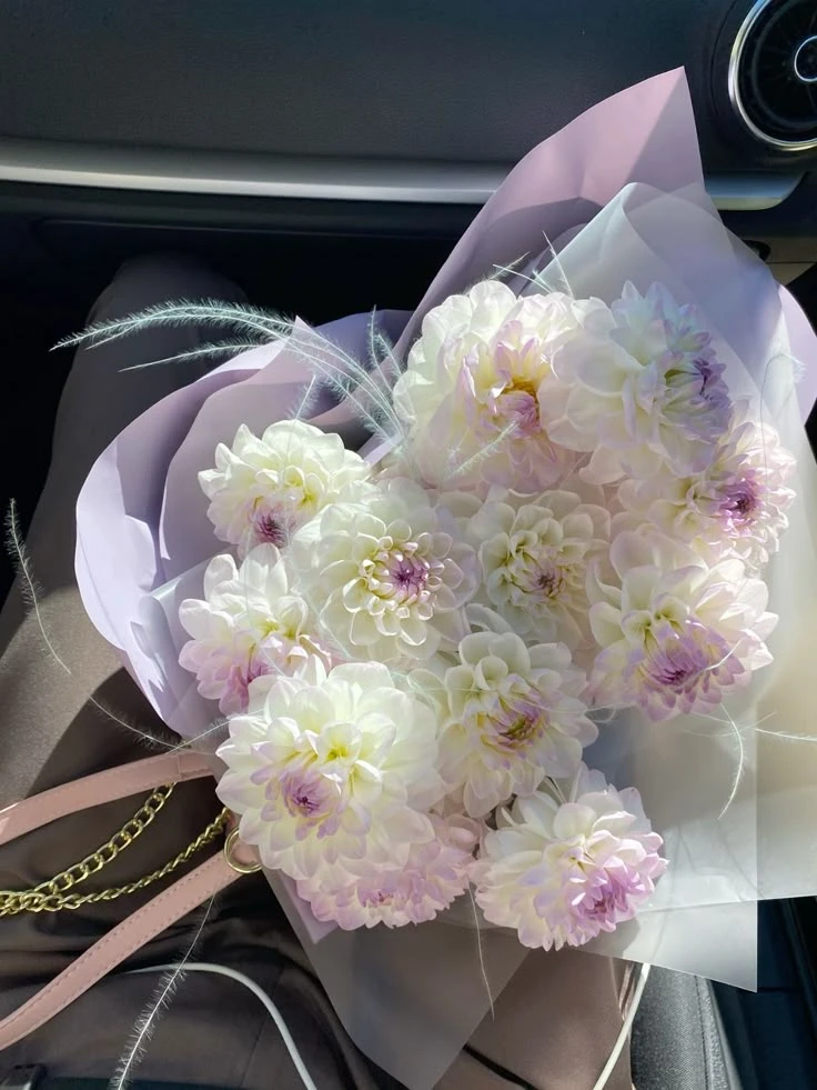 Сезон потрясающих георгинов 🤍💜🩷 Получили свежую поставку и уже собираем букеты с сам...