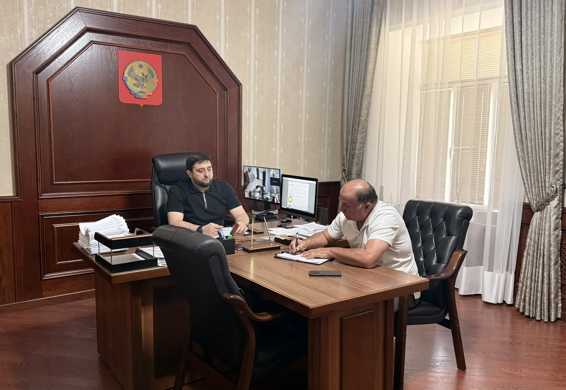 Директор ГКУ РД «ТУСЗН города Хасавюрт и Хасавюртовского района» Имамутдин Кандауров пр...