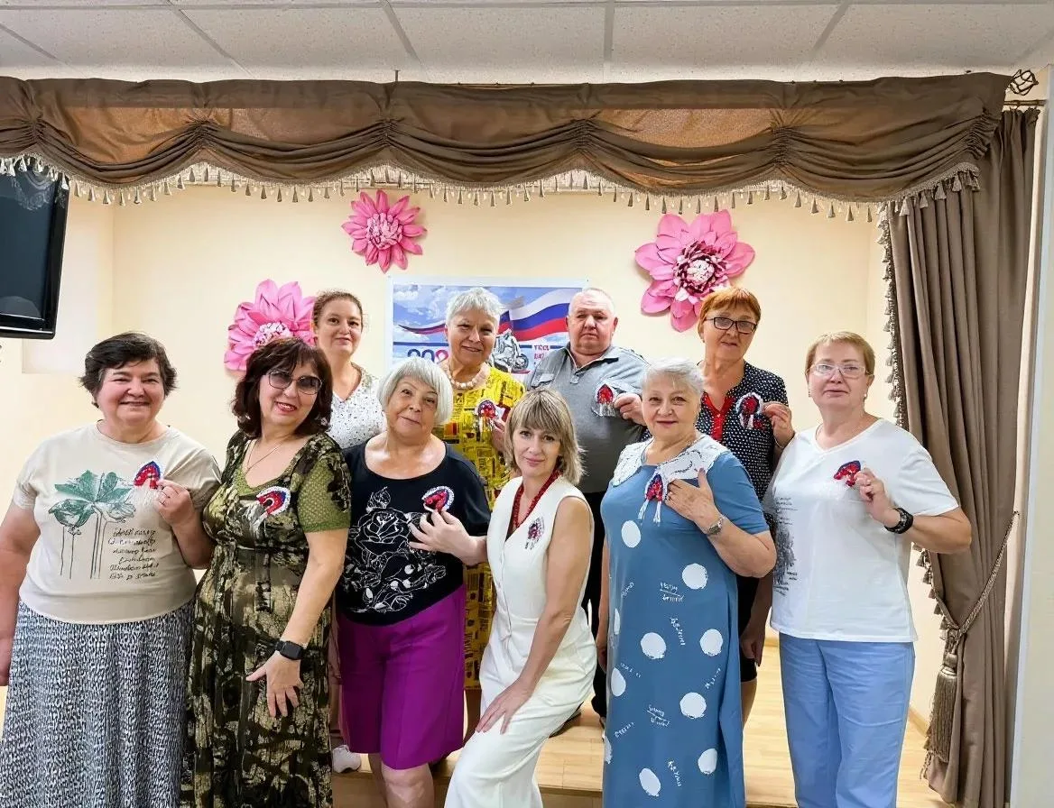 Специалисты ГКДЦ провели в ЦСО г. Батайска творческий мастер-класс по созданию броши "Т...