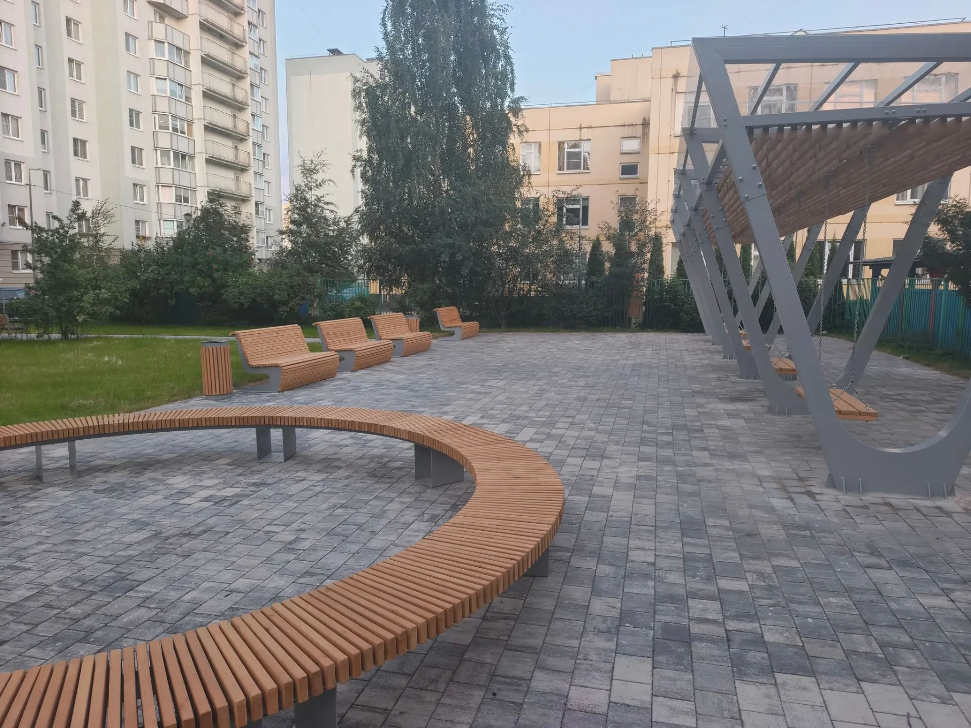 "Лобное место", качели, лавки, самая минималистичная зона отдыха в Осинке