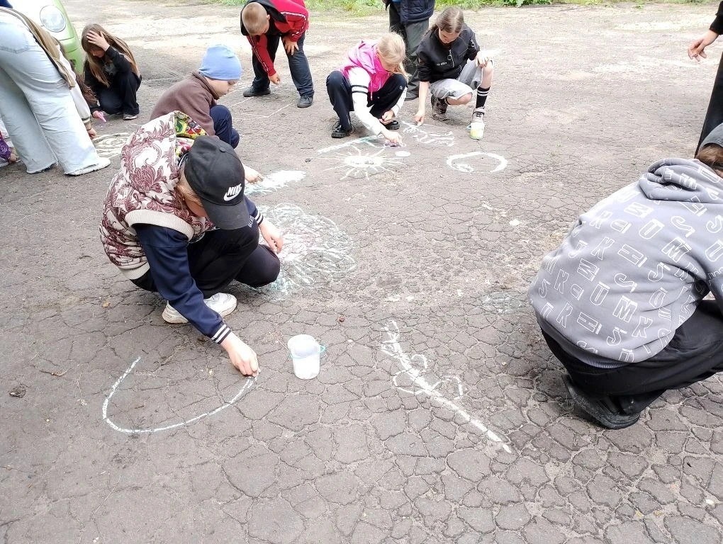02.06.2926г. В с.Митрофаново прошел конкурс рисунков на асфальте «Краски лета». Это ярк...