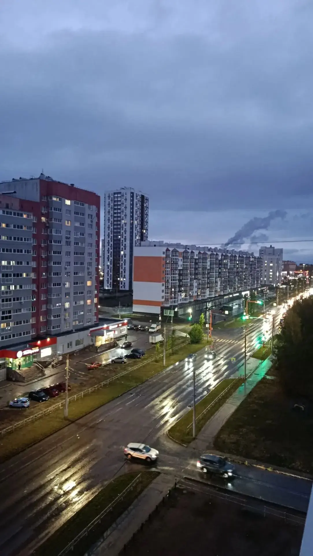Водяной пар из градирен и дымовой трубы ТЭЦ конденсируется 🥴 Плюс топят котел, потому ...