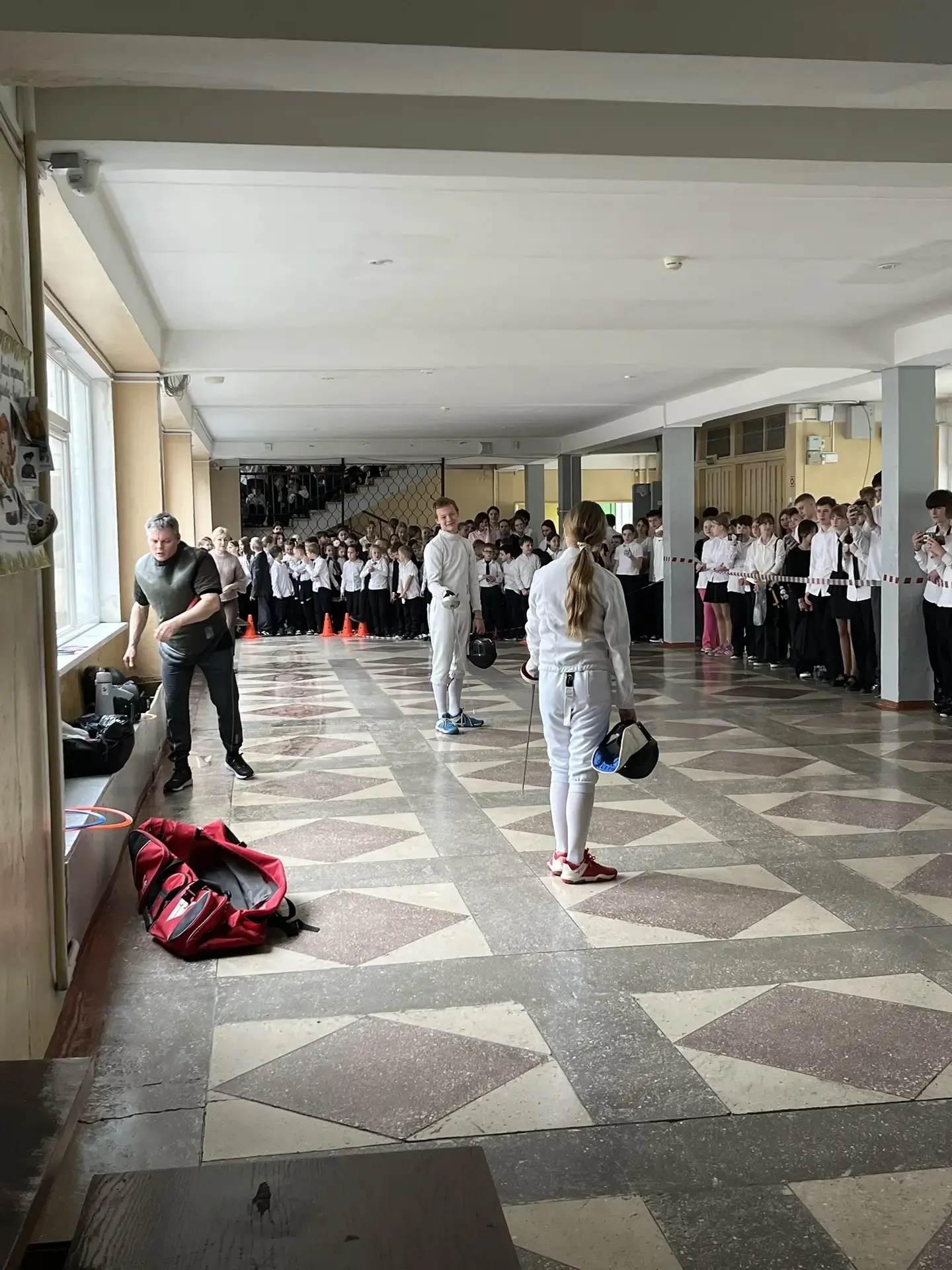 🤺 Школьники приобщились к миру элегантности и стратегии на мастер-классе по фехтованию!