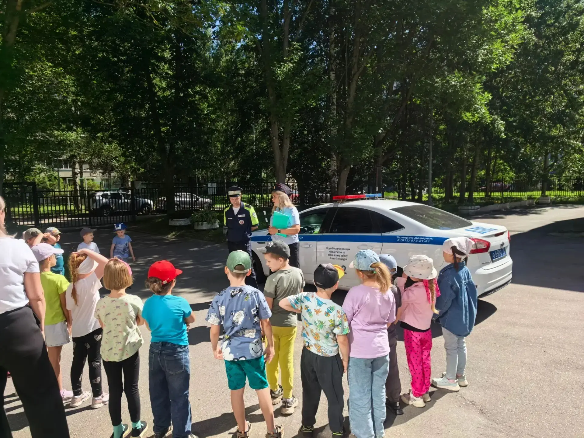 «Настоящие мигалки и сирена - в гости к нам приехали сотрудники ГИБДД! 🚓✨»