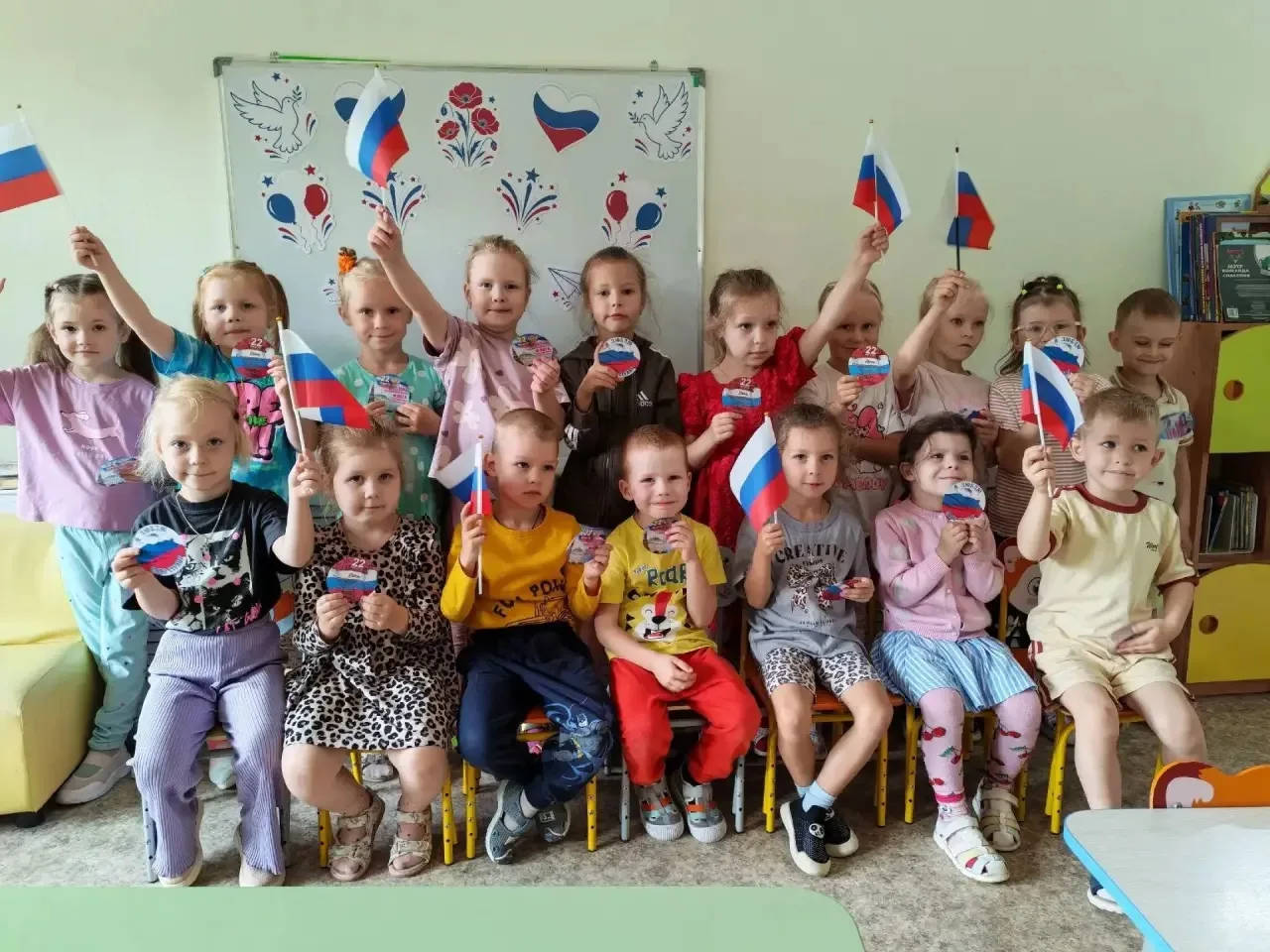 19 и 21 группы отметили день государственного флага 🇷🇺России. В группах прошли Познав...