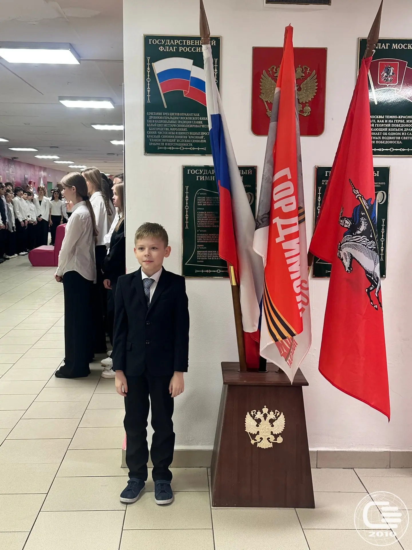 🇷🇺 Понедельник начинается с флага и гимна  Традиционно утро понедельника в нашей школе началось с то