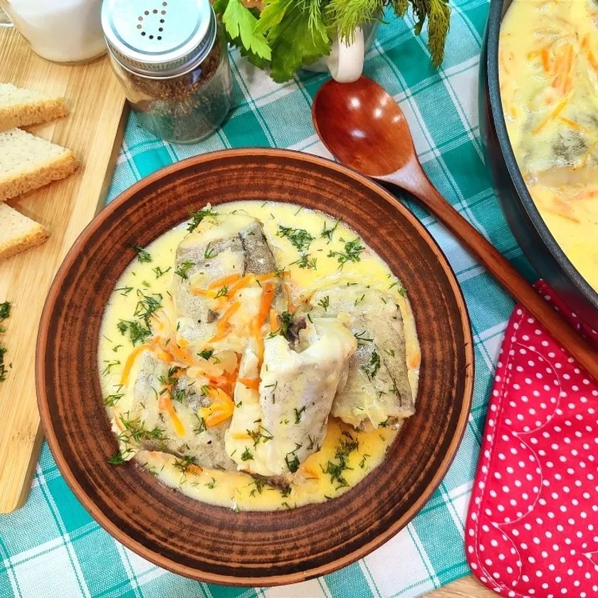 МИНТАЙ В СМЕТАННО - СЛИВОЧНОМ СОУСЕ 🐟😋

Ингредиенты:
Минтая - 5-6 шт.
Луковицы - 1-2 шт.
Крупная м