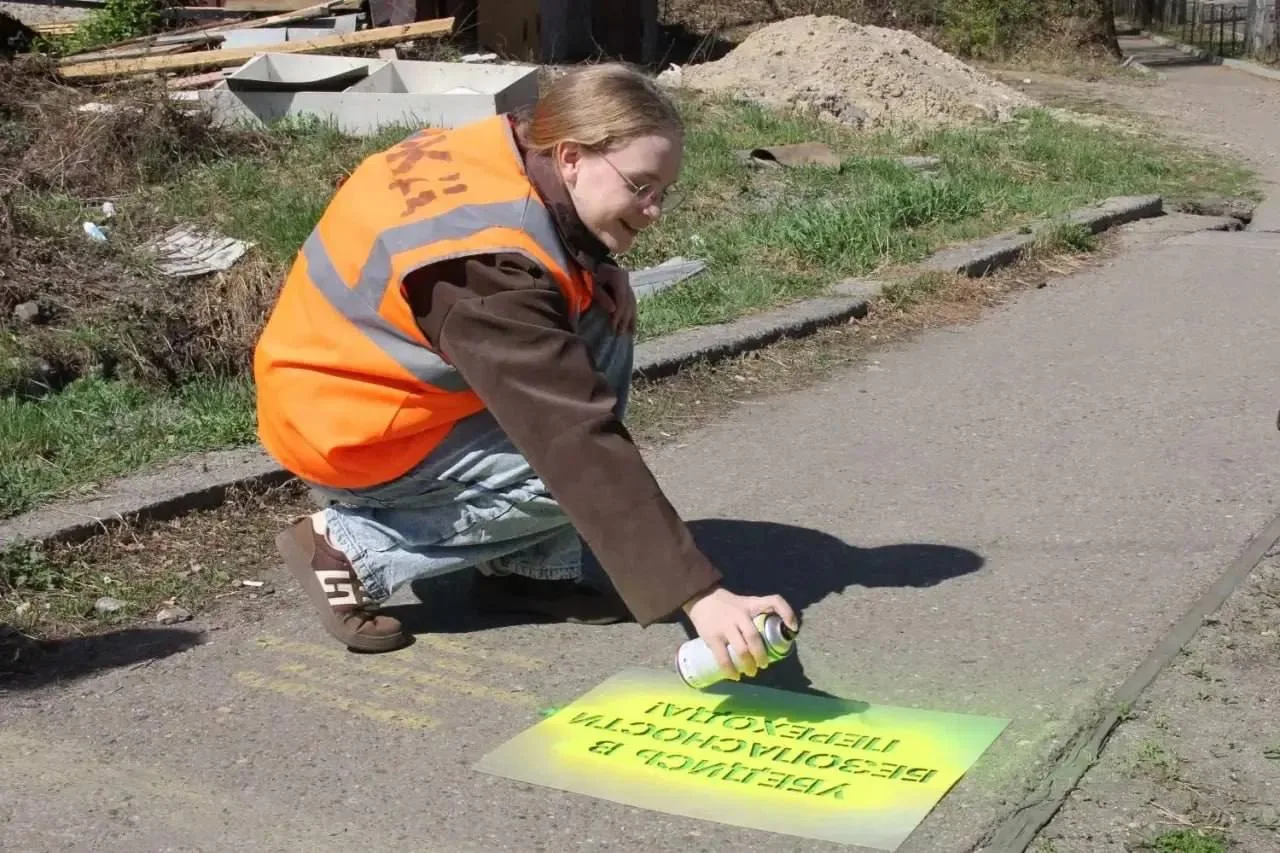 В Свободном на переходах возле железной дороги появились важные предупреждающие надписи  Теперь пеше