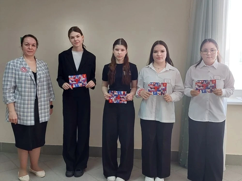 🎉 Торжественное вручение обложек паспортов в рамках проекта «Мы — граждане России!» 🇷🇺