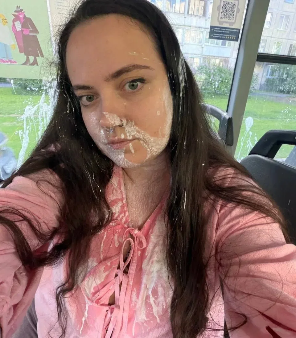 В Питере женщина облила пассажирку автобуса кефиром из-за подозрений в невоспитанности
