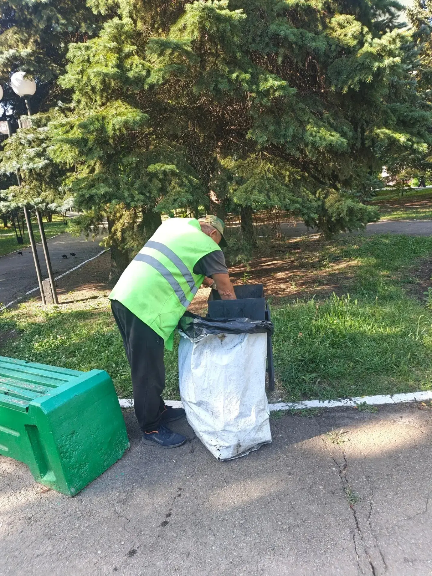 Чистка урн, уборка случайного мусора по скв. города и детским площадкам