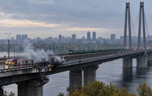 В Киеве с понедельника начнут строить понтонные переправы