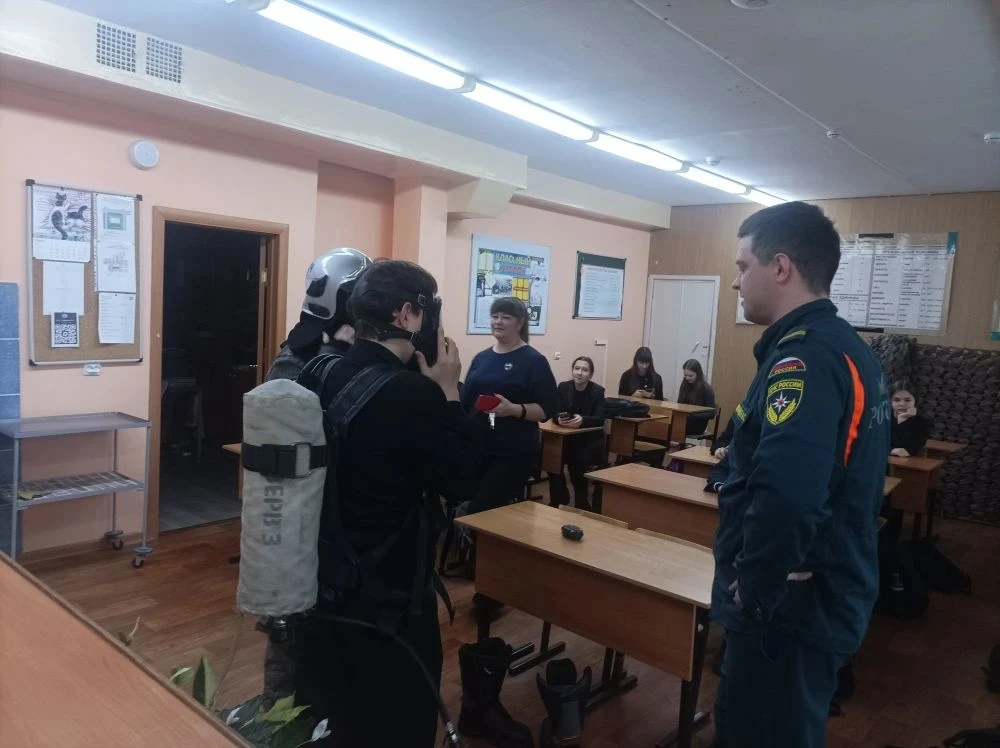 📅 2 марта в нашей гимназии состоялась увлекательная лекция сотрудников МЧС для учащихся 8 «А» и 8 «В