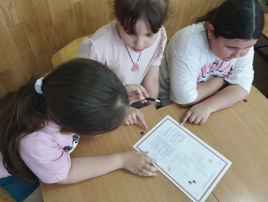 «Там, на неведомых дорожках…» 🐾

Этим летом в нашем пришкольном лагере шумно и весело прошёл Пушкин