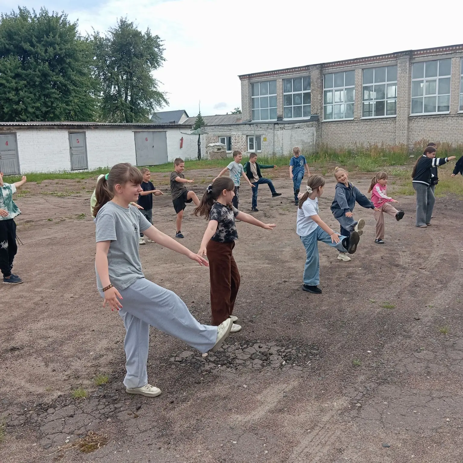 Утро понедельника началось с зарядки🤸‍♀️
День продолжился играми по интересам, спортивной эстафетой