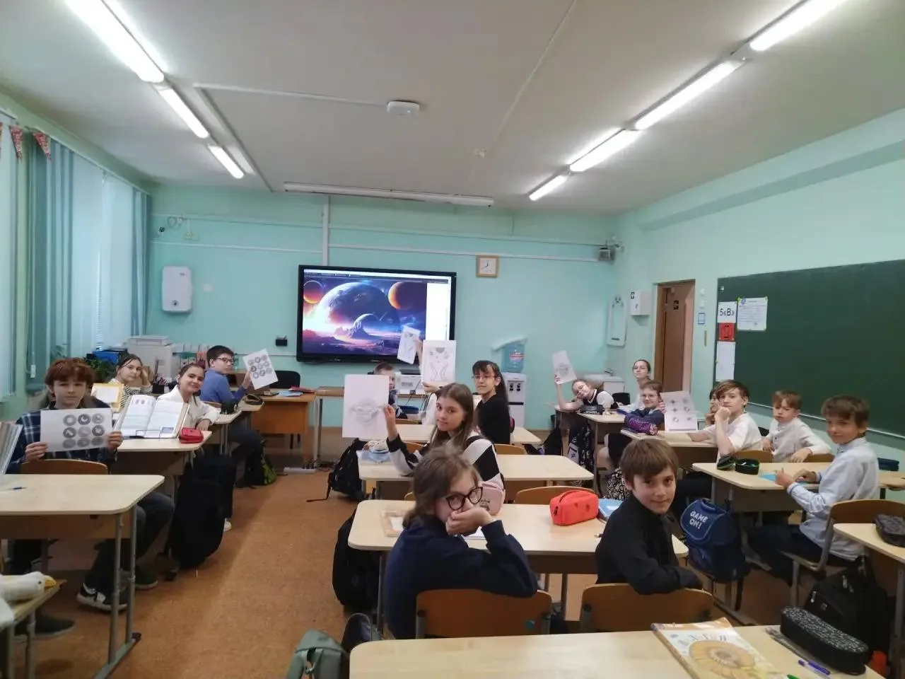 День космонавтики! ☄️  Вы думаете, День космонавтики — это только про историю? А вот и нет! Целую не