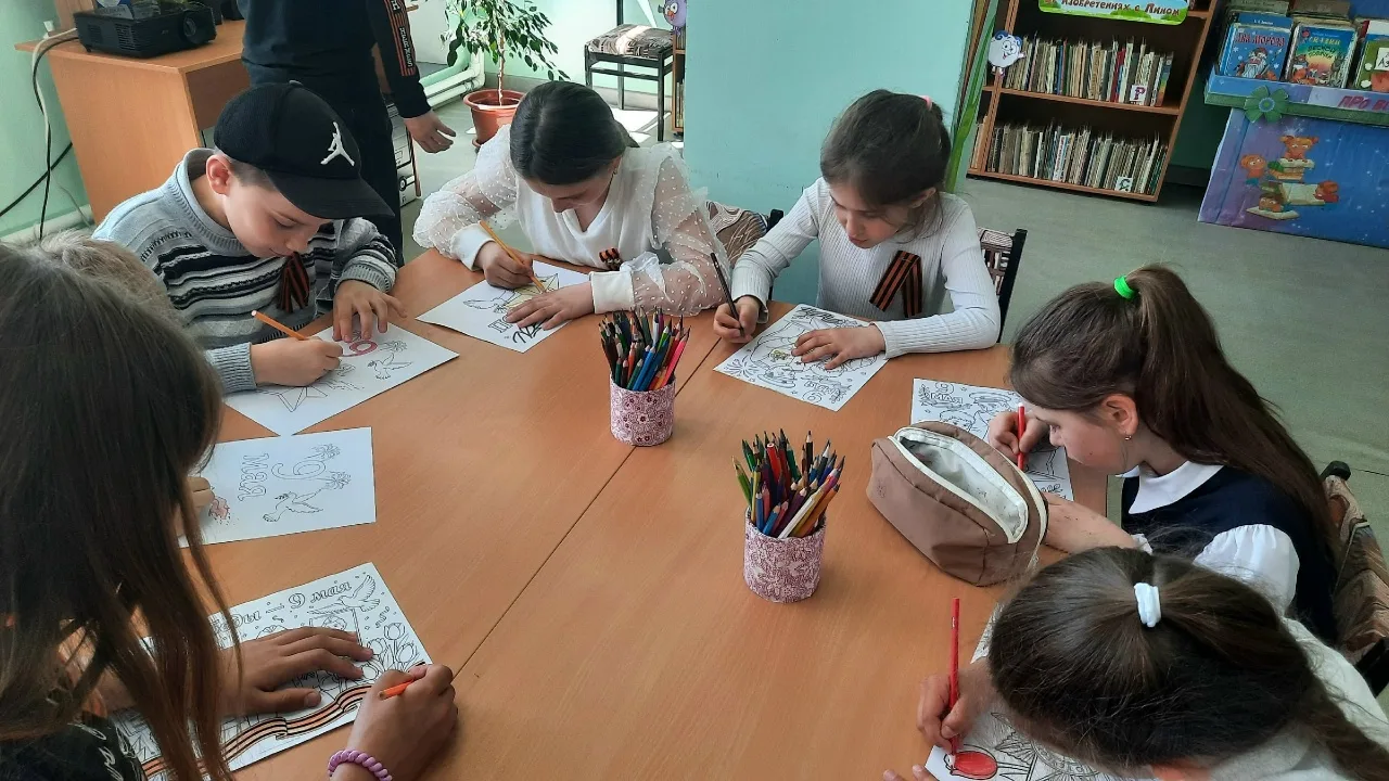В Теликовской сельской библиотеке прошла трогательная акция "Рисунки Победы", объединив...