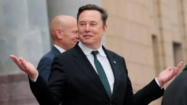🤑 Илон Маск стал первым в истории триллионером. 

Предприниматель из США Илон Маск стал первым чело