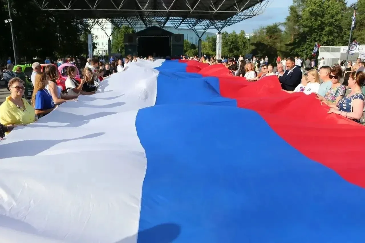 Смотрим, как отмечали День России в Дзержинске. Спойлер: было торжественно и душевно.

🇷🇺 Жители р