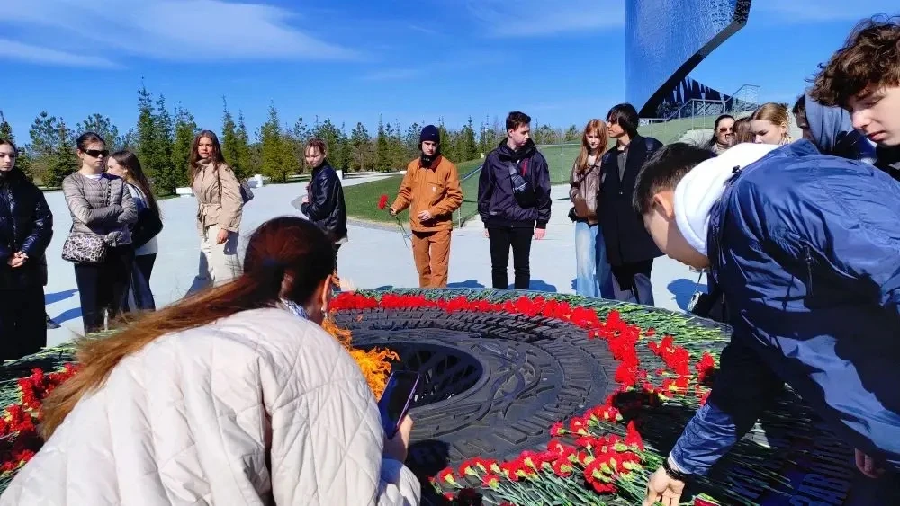 В преддверии Дня памяти жертв геноцида ученики школы на Глеба Успенского провели траурное мероприяти