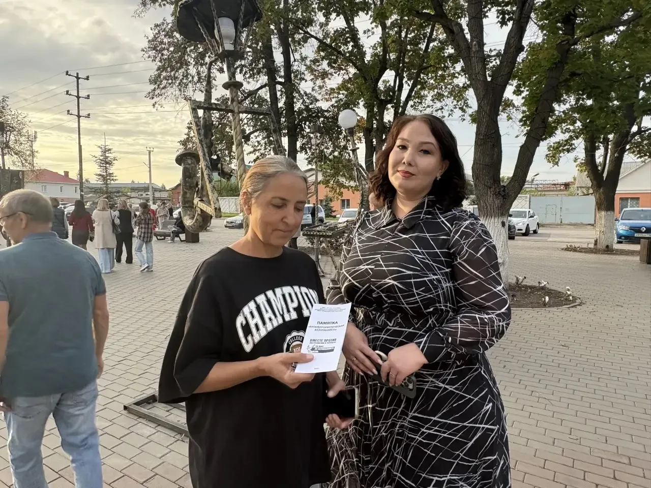 Сегодня, в День солидарности в борьбе с терроризмом, работники культуры провели акцию, ...