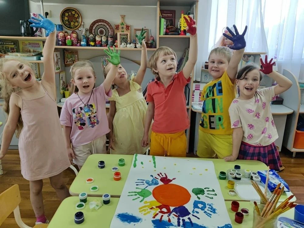 **Лето в красках! 🌞🖐️**
В нашей 6-й группе кипит творческая жизнь! Ребята решили не просто ждать л