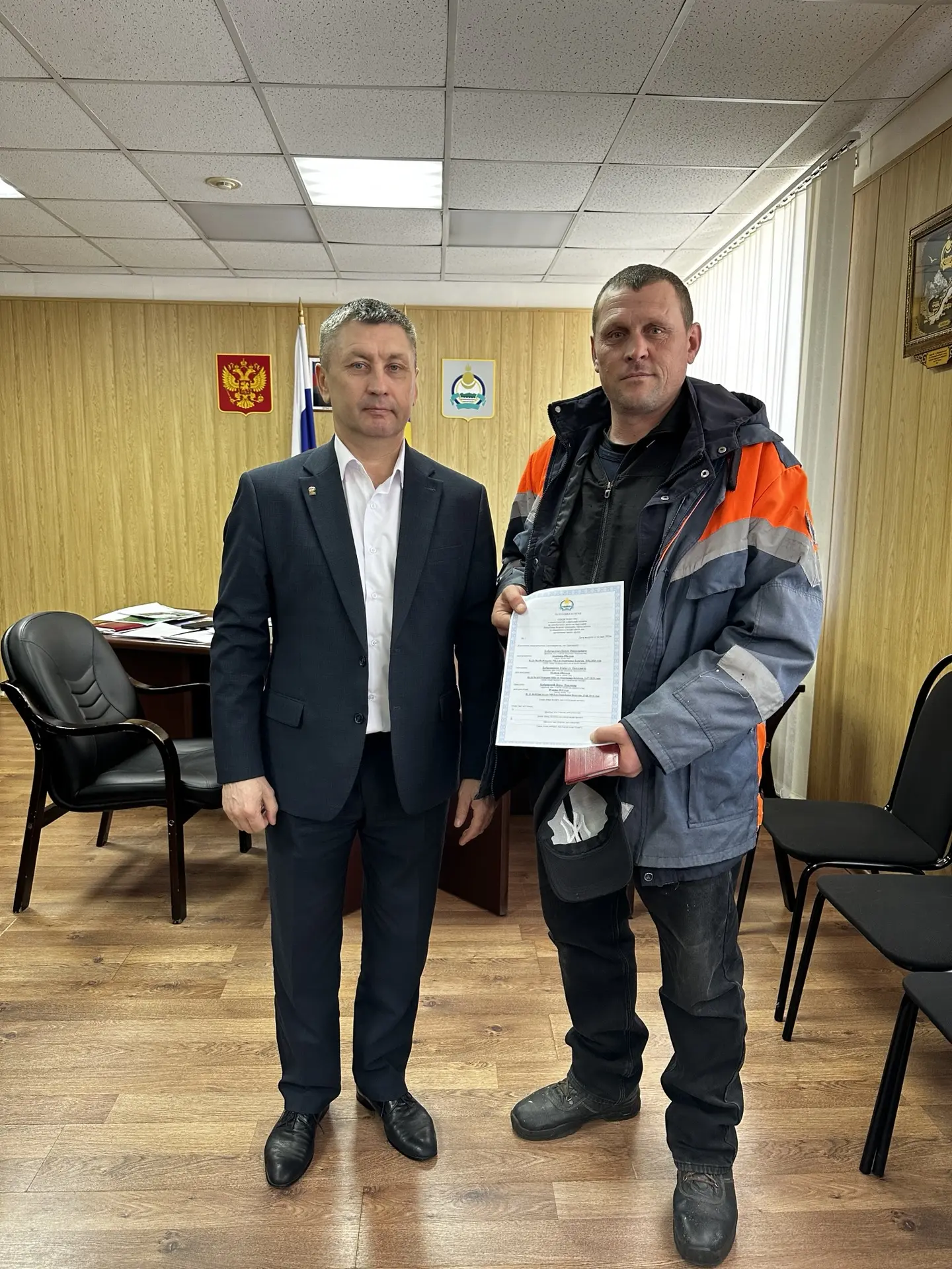 🏡 Глава города Олег Котов вручил жилищные сертификаты северобайкальцам  13 мая в торжественной обста