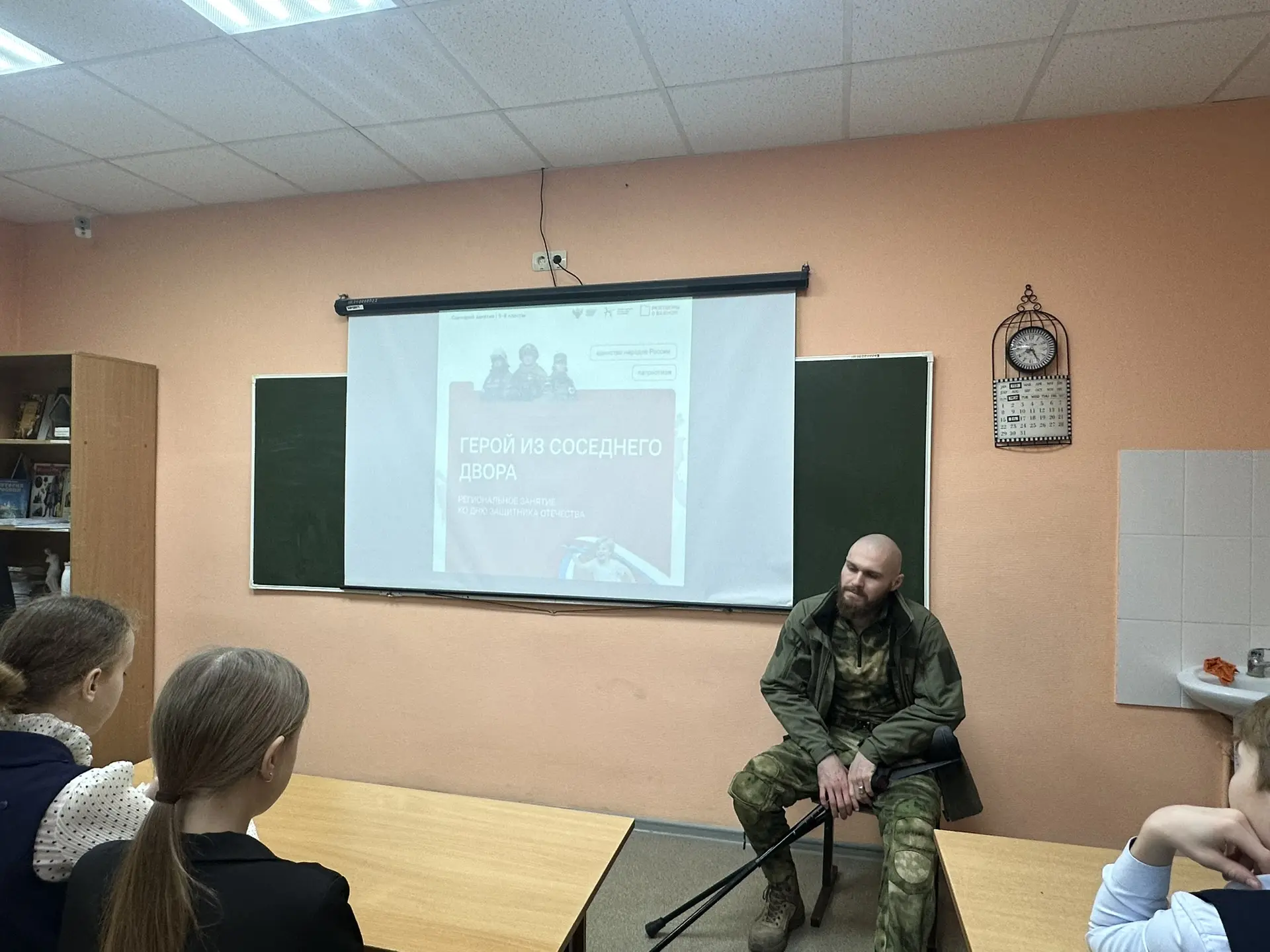 Новая учебная неделя началась с традиционной линейки, прослушивания и исполнения государственного ги