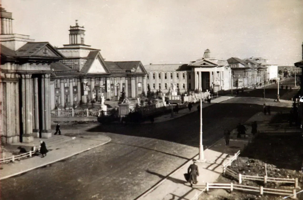 Комсомольская улица Воркуты в 1946 году. В левом углу - часть старого здания Горного те...